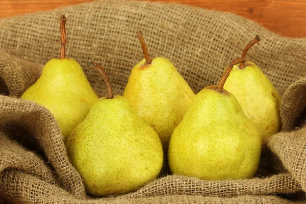 木製の背景のクローズ アップの袋で熟した梨 — ストック写真