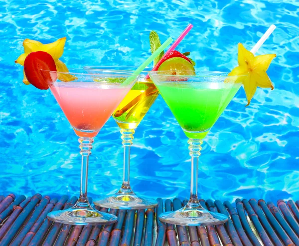Glasögon av cocktails på bordet på blå havet bakgrund — Stockfoto