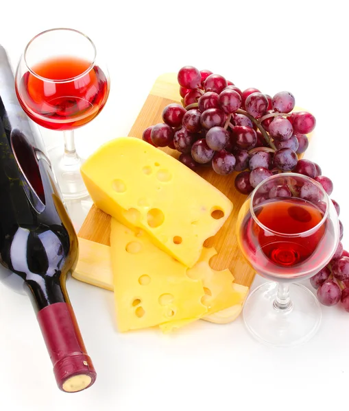 Botella de gran vino con gafas de vino y queso aislado sobre blanco — Foto de Stock