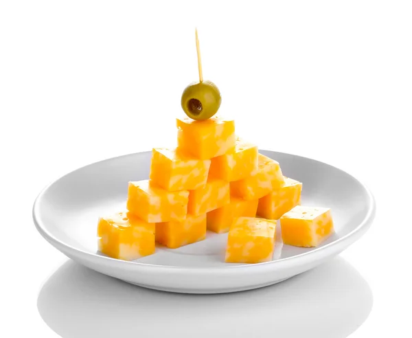 Peynir piramit plaka üzerinde beyaz izole — Stok fotoğraf