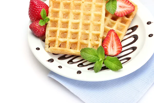België wafels met aardbeien en mint op plaat geïsoleerd op wit — Stockfoto