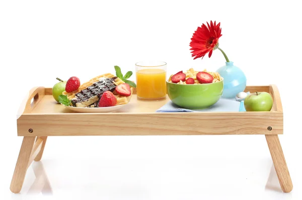 Leichtes Frühstück auf Holztablett isoliert auf weiß — Stockfoto