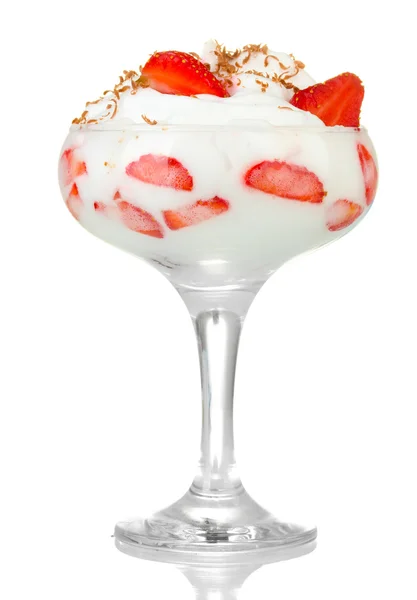 잘 익은 딸기 크림 흰색 절연 유리 — 스톡 사진