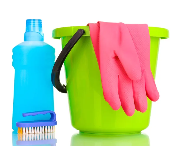 Detergente y cubo con guantes aislados en blanco — Foto de Stock
