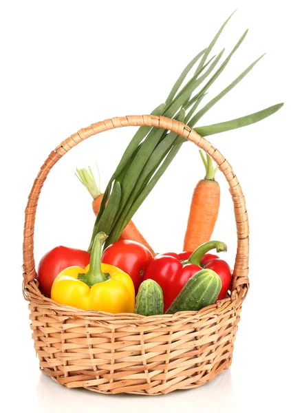 Čerstvá zelenina v košíku izolované na bílé — Stock fotografie