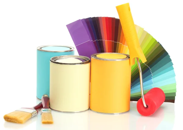 Plåtburkar med färg, rulle, penslar och ljusa palett med färger som isolerad på vit — Stockfoto