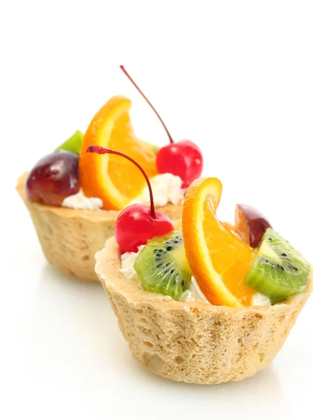 Bolos doces com frutas isoladas em branco — Fotografia de Stock