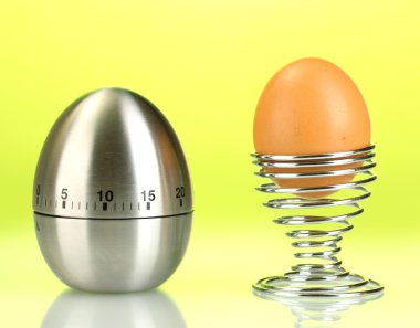 yeşil renkli yumurta zamanlayıcı ve yumurta metal stand