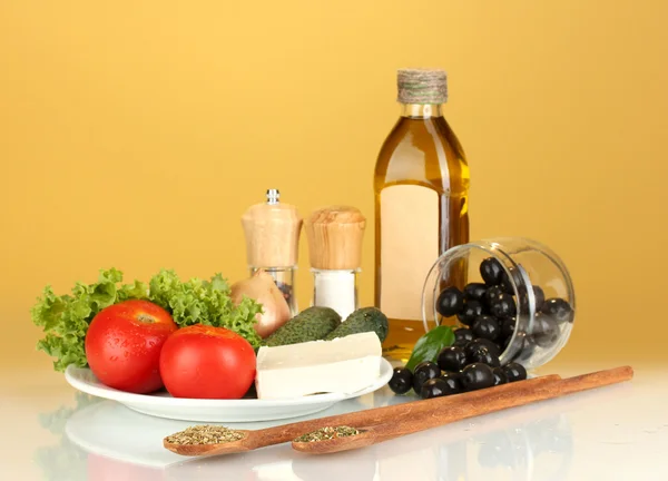Ingredience na řecký salát na hnědé pozadí detail — Stock fotografie