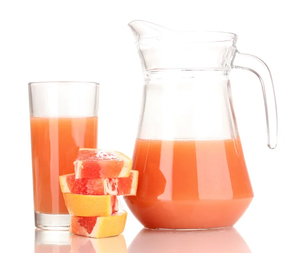 Нарезанные грейпфрут и сок изолированы на белом — стоковое фото