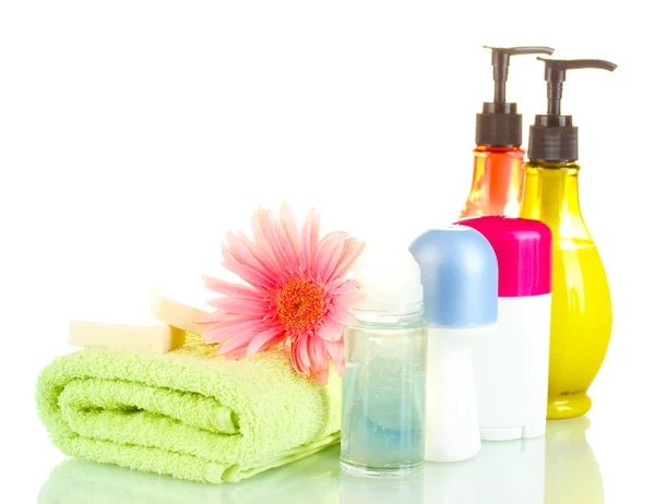 Kosmetika lahví s ručníky a květina izolovaných na bílém — Stock fotografie