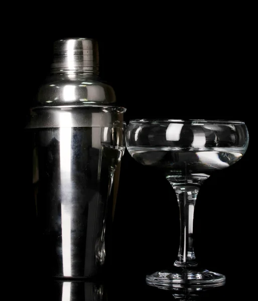 Вкусный прозрачный коктейль на черном — стоковое фото
