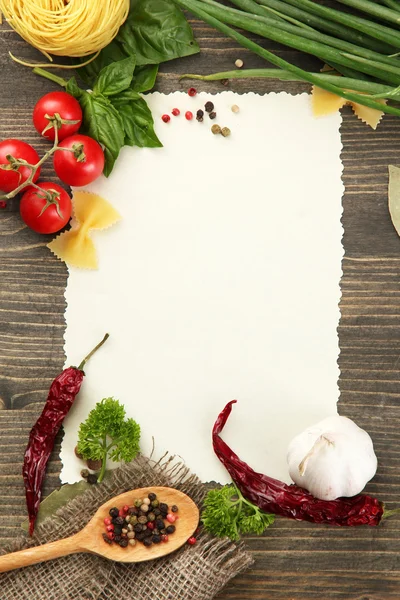 Papier voor recepten groenten en specerijen op houten tafel — Stockfoto