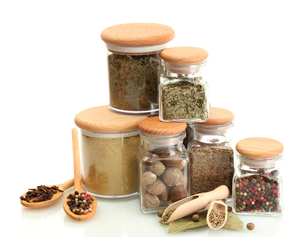 Burkar och träskedar med kryddor isolerad på vit — Stockfoto