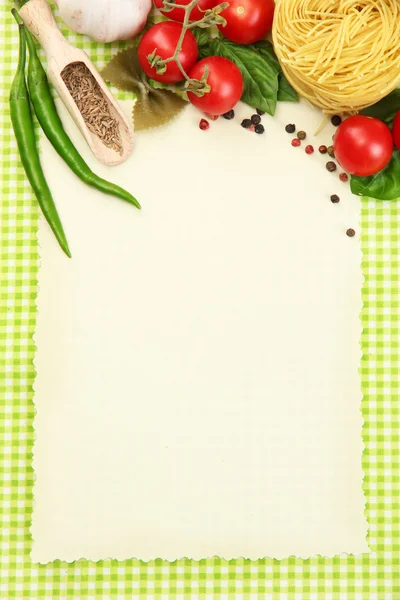 Papel de receitas, verduras e temperos em fundo verde — Fotografia de Stock