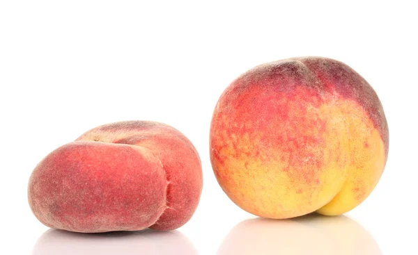 Reife Pfirsiche isoliert auf weiß — Stockfoto