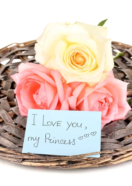 Krásná růže na proutěné rohože s kartou izolovaných na bílém — Stock fotografie