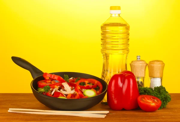 Sartén con verduras sobre fondo amarillo —  Fotos de Stock