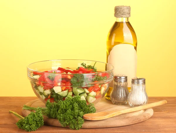 Frischer Salat und Öl auf grünem Hintergrund — Stockfoto