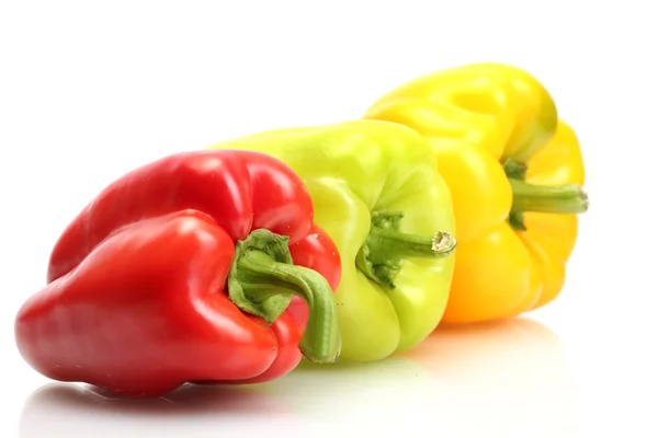 Pimentas frescas amarelas, vermelhas e verdes isoladas em branco — Fotografia de Stock