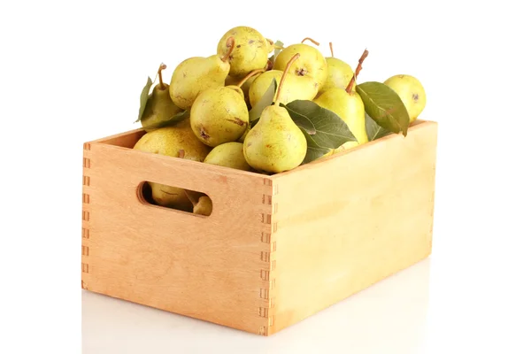 Соковиті ароматичні груші в коробці ізольовані на білому — стокове фото