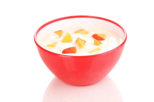 Iogurte com pêssego em tigela isolada em branco — Fotografia de Stock