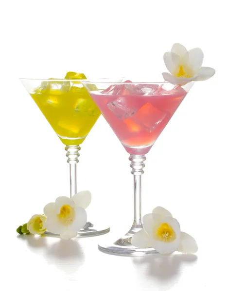 Bicchieri da martini di cocktail con ghiaccio e fiori isolati su bianco — Foto Stock