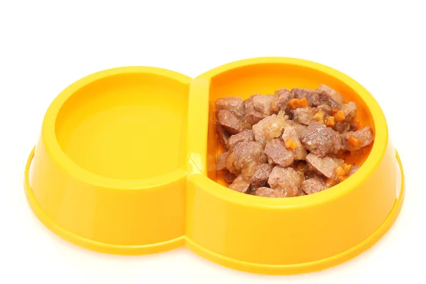 Żółty miski z kot żywność i woda na białym tle — Zdjęcie stockowe