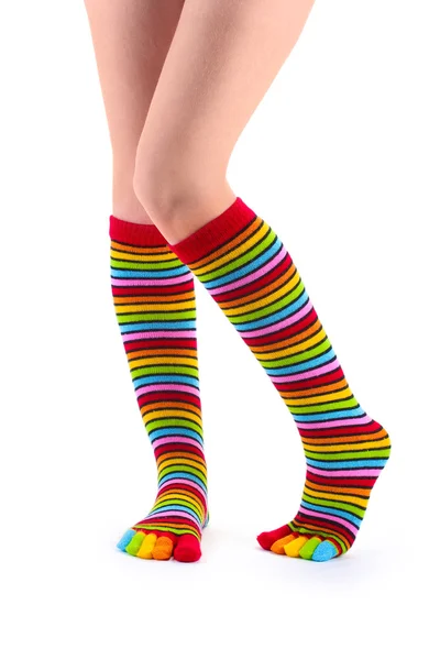 Piernas femeninas en calcetines a rayas de colores aislados en blanco — Foto de Stock