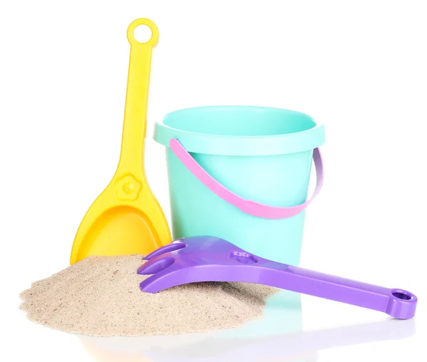 Brinquedos de praia infantis e areia isolada em branco — Fotografia de Stock