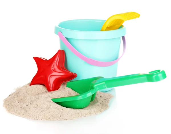 Dětské plážové hračky a izolovaných na bílém písku — Stock fotografie