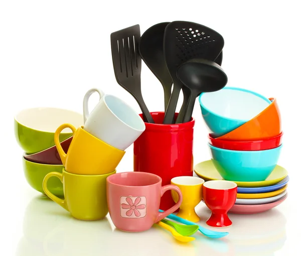 Parlak boş tabak, bardak ve mutfak eşyaları üzerinde beyaz izole — Stok fotoğraf
