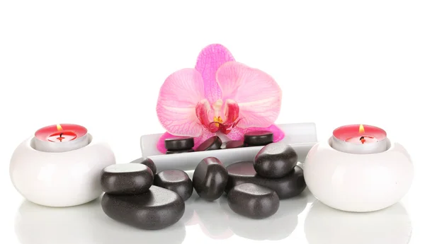 Spa stenen met orchideebloem en kaarsen geïsoleerd op wit — Stockfoto