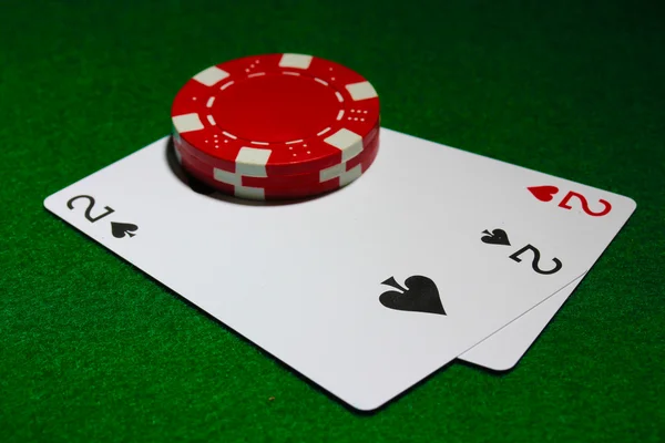 Kaarten en chips voor poker op groene tafel — Stockfoto