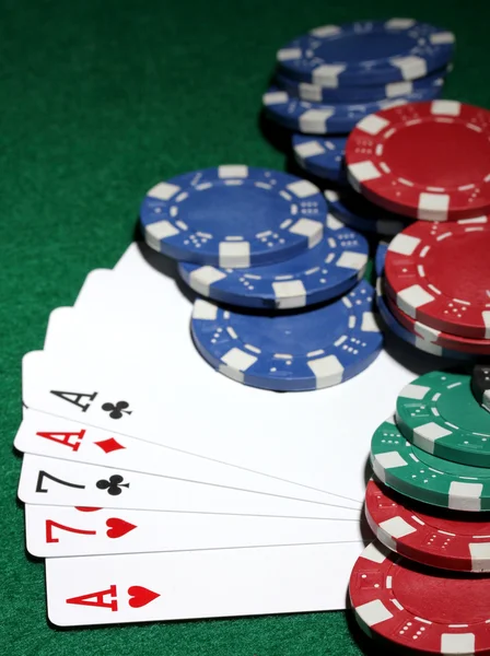 Karty i żetony do pokera na zielony stół — Zdjęcie stockowe