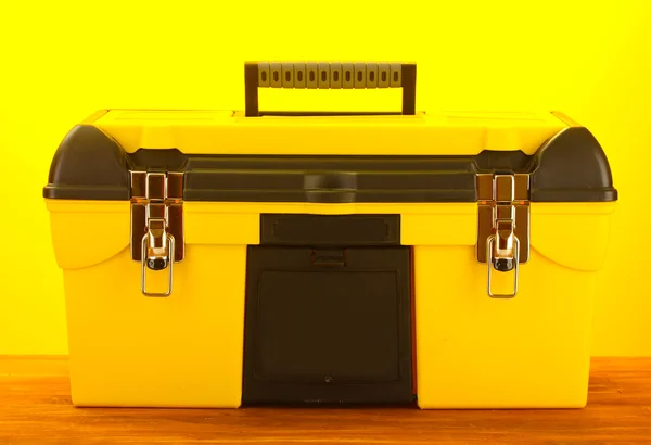 Caixa de ferramenta amarela no fundo amarelo close-up — Fotografia de Stock
