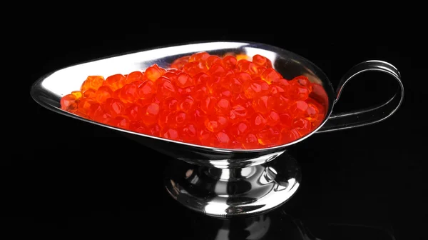 Caviar rouge dans un bol en argent isolé sur noir — Photo