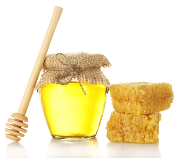 Süßer Honig im Glas mit hölzernem Nieselregen und Wabe isoliert auf weiß — Stockfoto