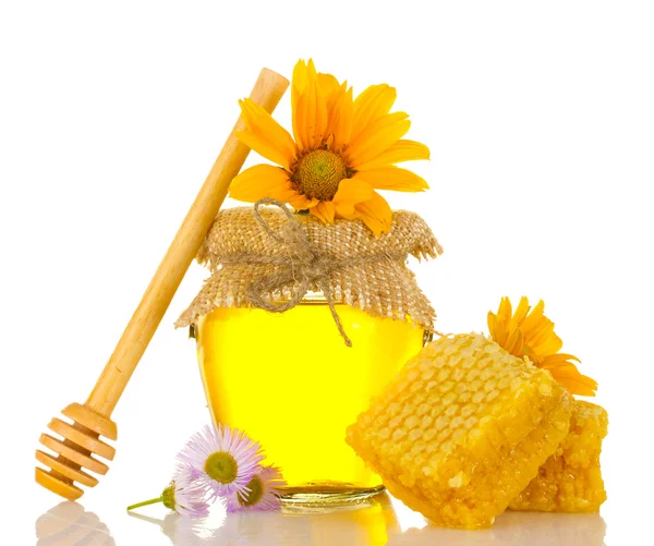 Miel dulce en tarro con panal, rociador de madera y flores aisladas en blanco — Foto de Stock