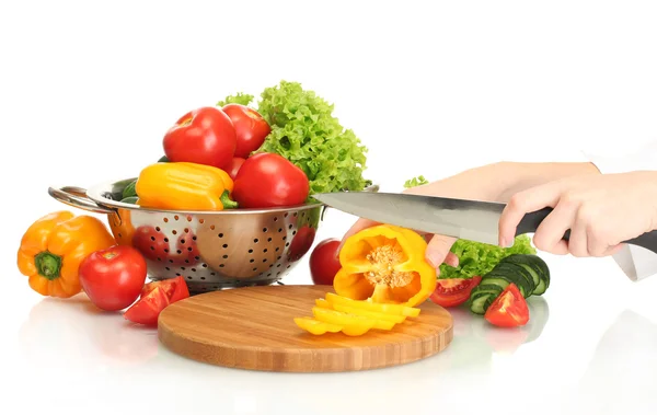 Mujer manos cortar verduras en pizarra de cocina —  Fotos de Stock
