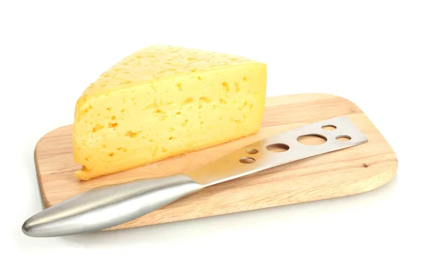 Smakelijke kaas en mes op houten snijplank geïsoleerd op wit — Stockfoto