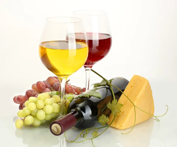 Flaska och glas vin, ost och mogna druvor isolerad på vit — Stockfoto