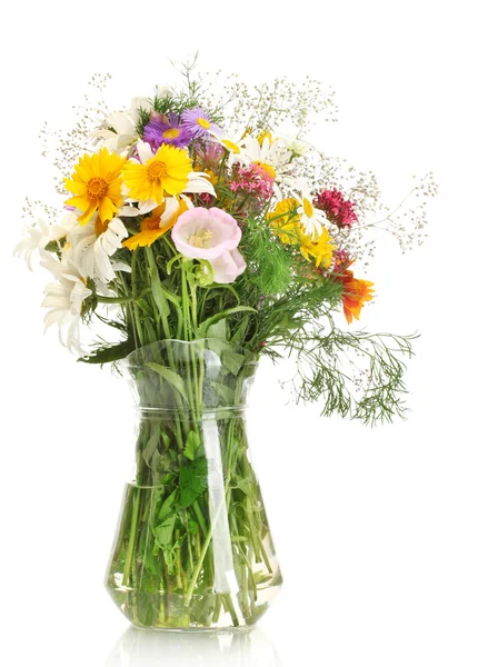 束美丽的明亮野花的玻璃花瓶，孤立在白色 — 图库照片