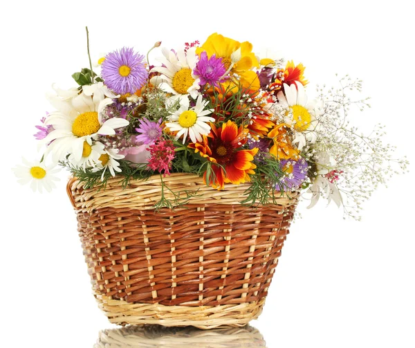 Belo buquê de flores silvestres brilhantes em cesta, isolado em branco — Fotografia de Stock