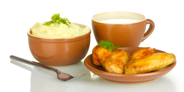 Puré de papa con perejil en el tazón y alitas de pollo asadas en el plato y taza con leche aislada en blanco —  Fotos de Stock