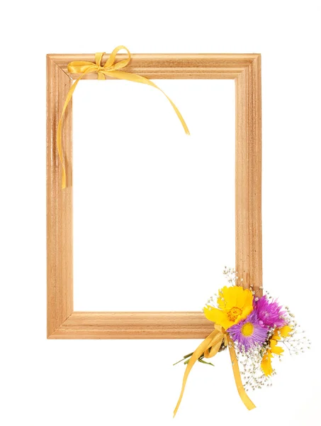 Dřevěný rám s krásnou kytici světlé květy, izolované na bílém — Stock fotografie
