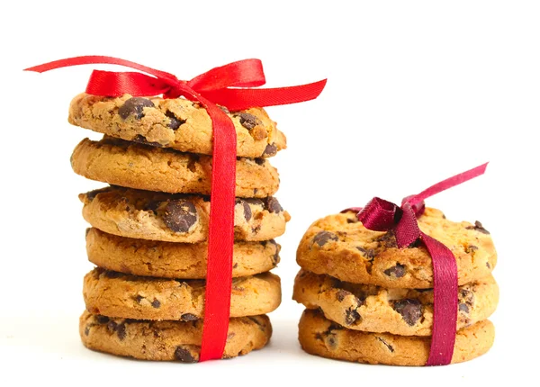 Chocolate chips cookies with red ribbons isolated on white — Stock Photo, Image