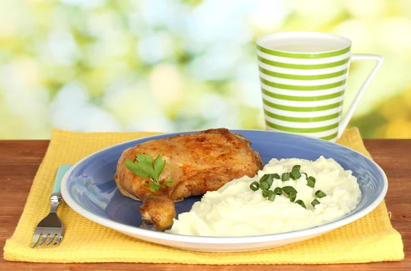 Kavrulmuş Tavuk budu tabak ve bardak süt parlak arka plan yakın çekim üzerinde ahşap masa üzerinde patates püresi ile — Stok fotoğraf