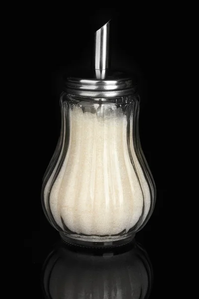 Tigela de açúcar isolado no fundo preto close-up — Fotografia de Stock