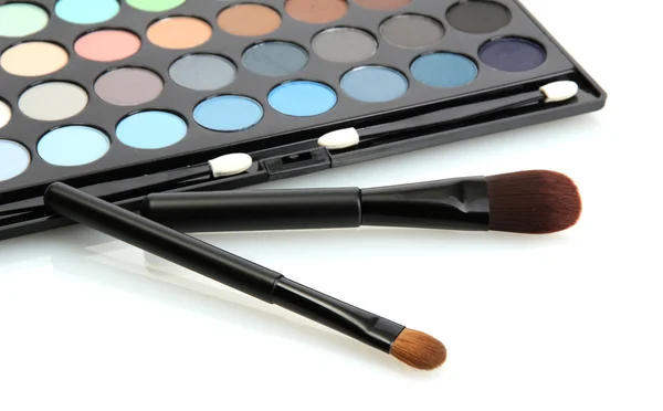 Kit de sombras con cepillos para maquillaje aislado en blanco —  Fotos de Stock